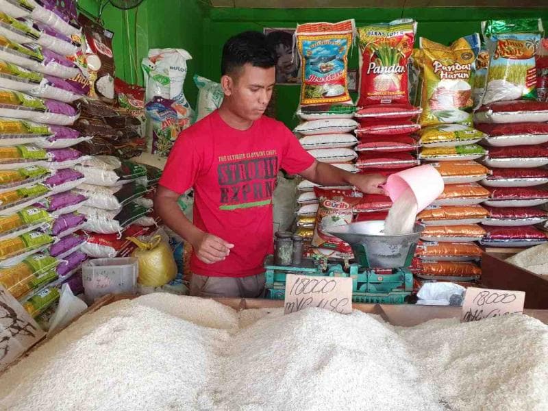 Harga beras medium tercatat Rp11.300 per kg dan harga beras premium dipatok Rp13.200 per kg. (Infopublik/Gusti)