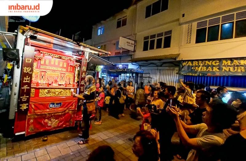 Pertunjukkan wayang potehi di Pasar Imlek Gang Baru mengundang antusias penonton.&nbsp;(Inibaru.id/ Fitroh Nur Ikhsan)