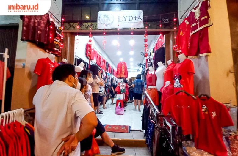Salah satu toko di Pasar Gang baru yang menjual beragam pakaian bernuansa imlek. (Inibaru.id/ Fitroh Nur Ikhsan)