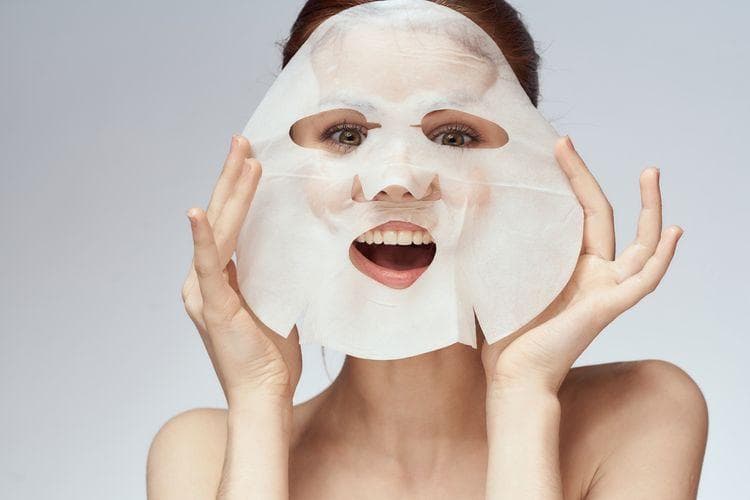 Meski praktis, sheet mask nggak boleh dipakai sembarangan. (Shutterstock via Kompas)