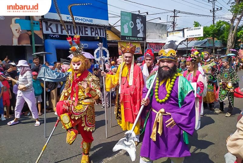 Cosplayer para dewa ikut memeriahkan Kirab Budaya Festival Imlek di Pati. (Inibaru.id/ Rizki Arganingsih)
