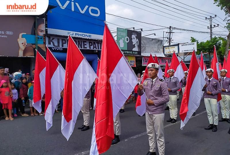 Pasukan pembawa bendera Merah-Putih dalam Kirab Budaya Imlek di Pati. (Inibaru.id/ Rizki Arganingsih)