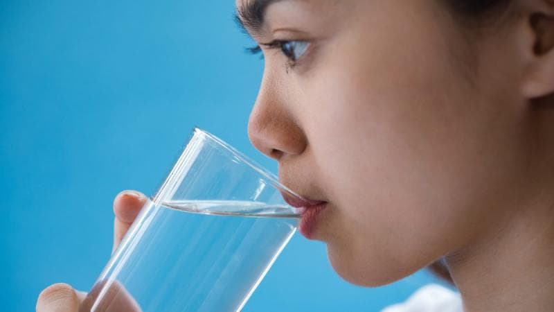 Ilustrasi: Konsumsilah air putih minimal enam sampai delapan gelas setiap hari untuk menghindari masalah dehidrasi. (Freepik)