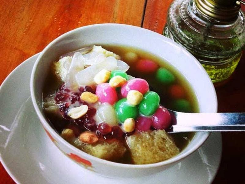Ilustrasi: Sekoteng adalah minuman khas Jawa Tengah yang terbuat dari air jahe dengan isian kacang hijau, pacar cina, potongan roti tawar, dan lainnya. (Tagar/Indoblog)