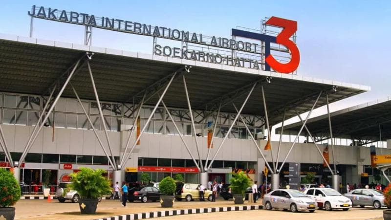 Nama Soekarno sering dipakai sejak masa Orde Baru, khususnya sejak Bandara Soekarno-Hatta diresmikan. (kodesingkatan)