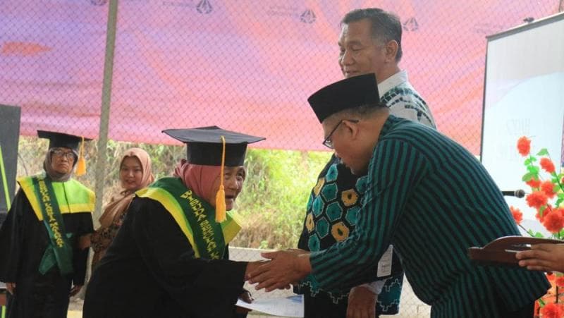 Sekolah Lansia Matahari di Brebes, Upaya Membahagiakan Generasi Tua