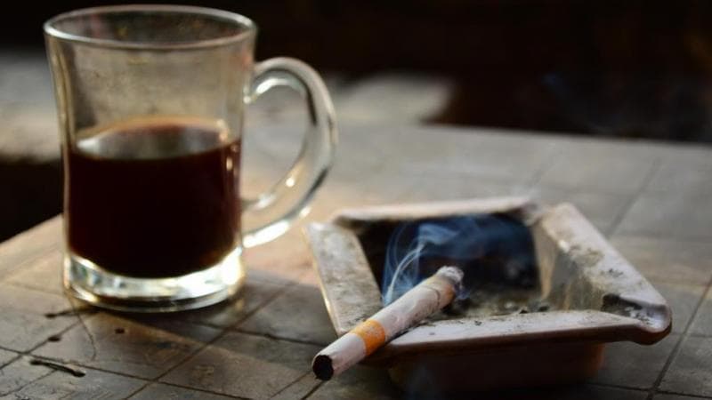 Rokok dan kopi adalah dua hal yang nggak baik dikonsumsi secara bersamaan. (Youtube/BDB Channel Indonesia)