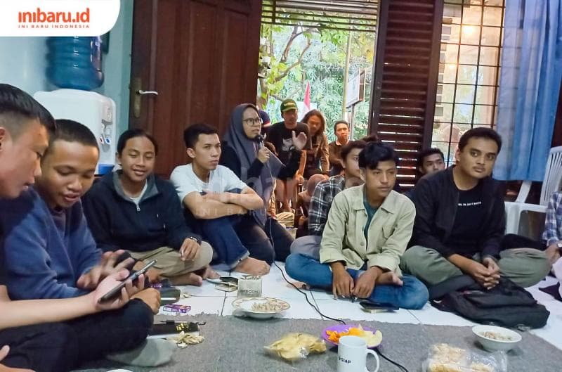 Nggak kurang dari 60 peserta yang didominasi gen-z memenuhi ruang Sekretariat AJI Semarang dalam bedah buku terbaru Martin Aleida. (Inibaru.id/ Fitroh Nurikhsan)