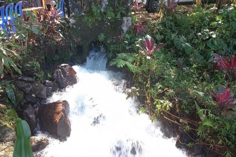 Aliran air di Telaga Pucung tergolong deras dan konstan sehingga bisa digunakan untuk mengoperasikan mesin pembangkit tenaga listrik. (Katadata/Muhammad Fajar Riyandanu)