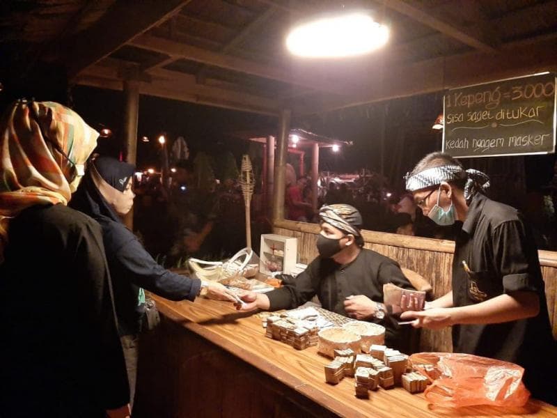 Di Kampung Jawi, kamu akan merasakan suasana pedesaan di malam hari. (Serat/Praditya Wibby)