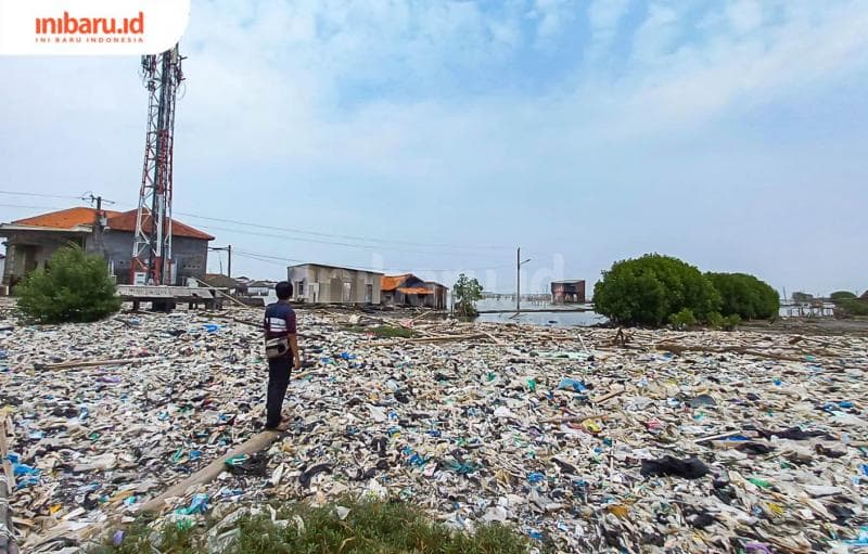 Sampah plastik di Tambakrejo, Kecamatan Gayamsari, Kota Semarang, menutupi sebagian besar pantai dan perairan di wilayah tersebut. (Inibaru.id/ Fitroh Nurikhsan)