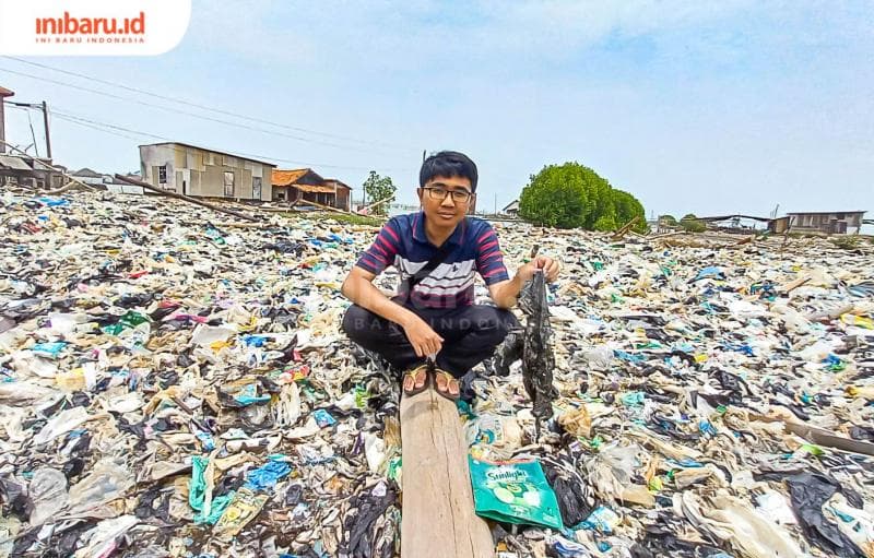 Sampah plastik sekali pakai mendominasi tumpukkan sampah di bibir pantai Tambakrejo.