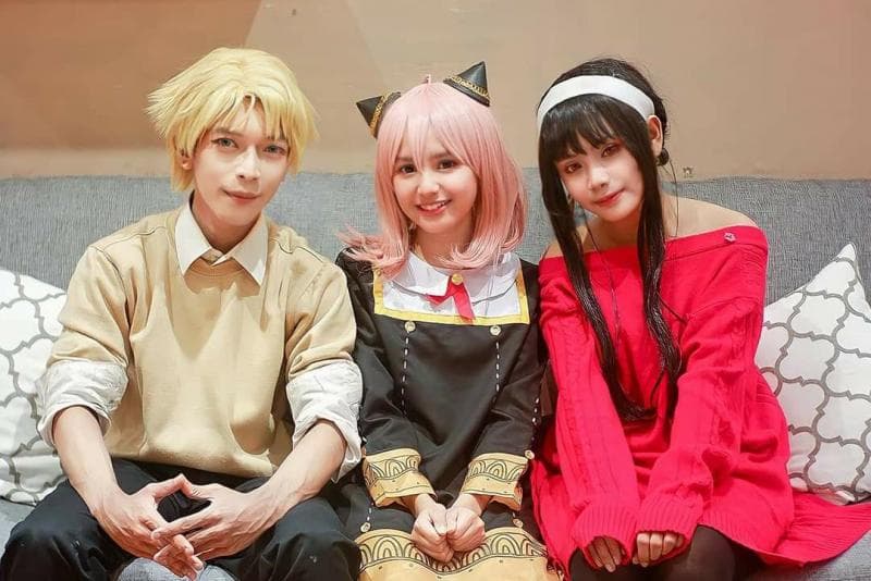 Potret keluarga bahagia para cosplayer dari anime Spy x Family.&nbsp;(Facebook/Lavencia Alexa Rafaesis)