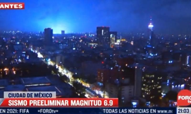 Cahaya gempa saat gempa menerjang Meksiko pada 2021. (Twitter/Foro_TV)
