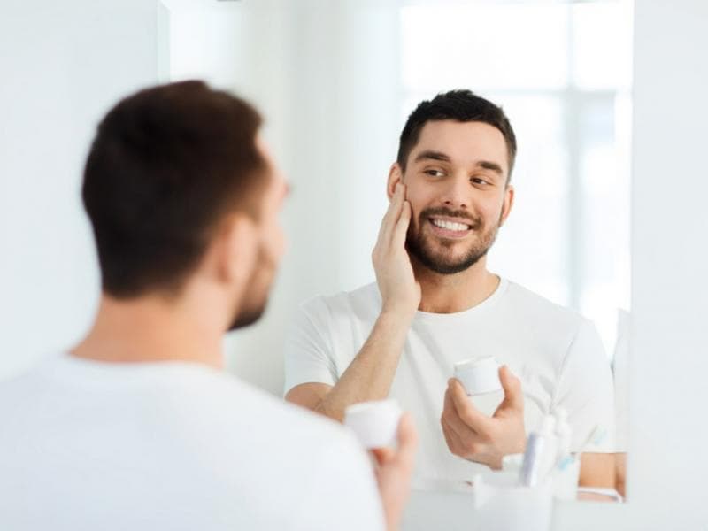 Ilustrasi: Perawatan wajah dasar bagi laki-laki antara lain membersihkan wajah, menggunakan moisturizer, dan memakai sunscreen. (Istimewa)