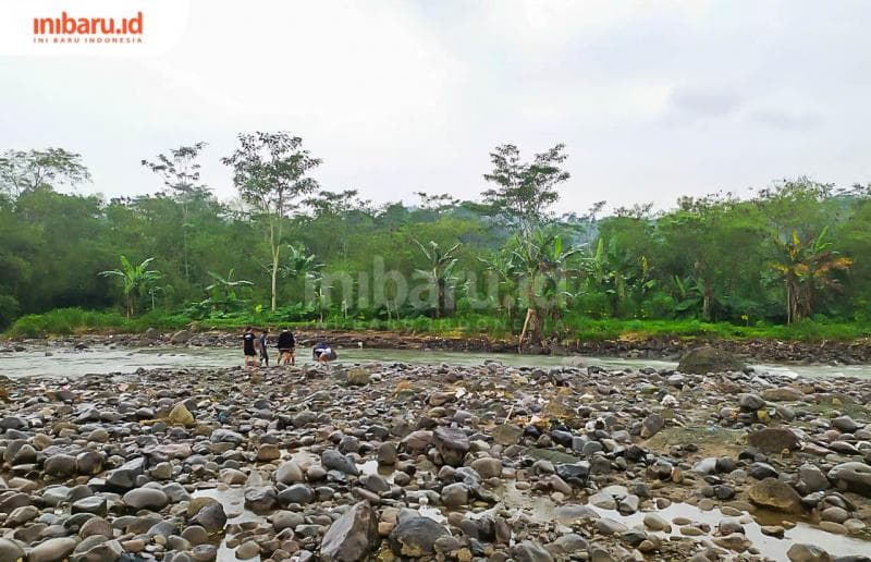 Sungai Kaligarang setelah diterjang banjir kini dipenuhi bebatuan dan sampah, sedangkan air hanya mengalir di satu sisi. (Inibaru.id/ Rizki Arganingsih)