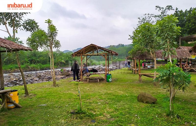 Di lokasi wisata Gubug Serut, banyak gubuk-gubuk kecil untuk nongkrong bersama teman. (Inibaru.id/ Rizki Arganingsih)