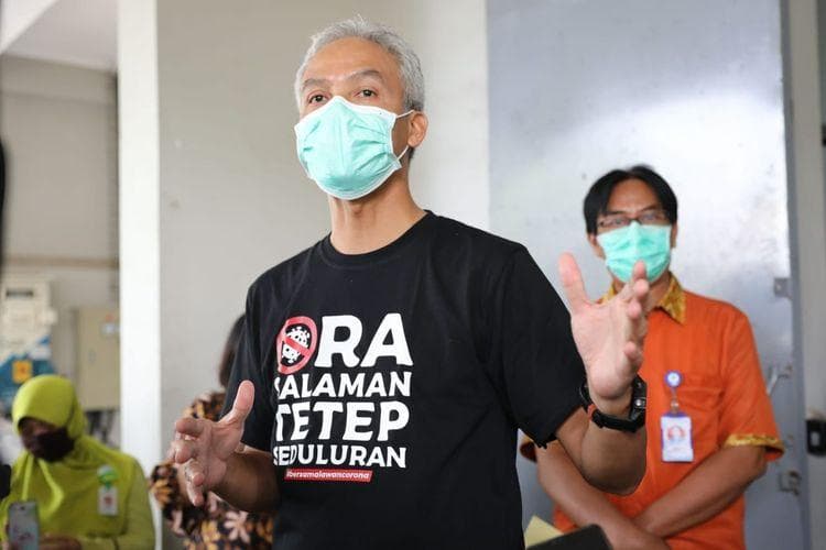 Ganjar Pranowo setelah mengecek peralatan rapid test di gudang Dinas Kesehatan Jateng. (Humas Pemprov Jateng)