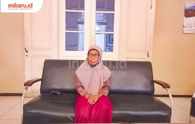Potret kerabat Nh Dini, Oeti Siti Adiati saat ditemui di kediamannya di Kampung Sekayu. (Inibaru.id/ Fitroh Nurikhsan)