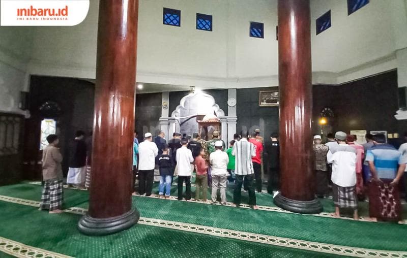 Suasana salat magrib berjamaah di ruang utama Masjid Agung Sekayu.&nbsp; (Inibaru.id/ Fitroh Nurikhsan)