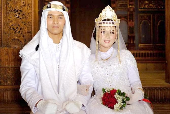 Toto Kaji, busana pengantin khas Kudus dipengaruhi oleh budaya Arab, Eropa, dan Tiongkok. (Disbudpar)