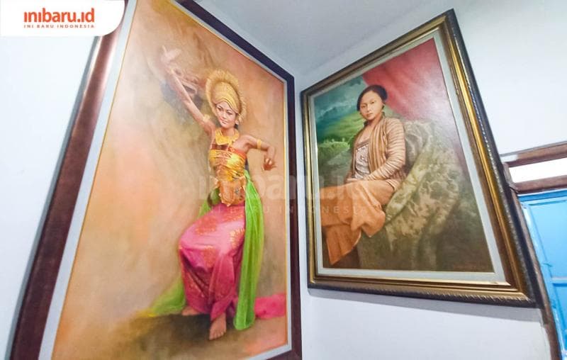Karya-karya lukisan Ge Haryanto yang terpampang di dinding rumahnya. (Inibaru.id/ Fitroh Nurikhsan)