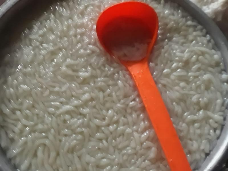 Cendol beras yang sudah jadi didiamkan terlebih dahulu agar cendol lebih kokoh. (Dok Supatmi)