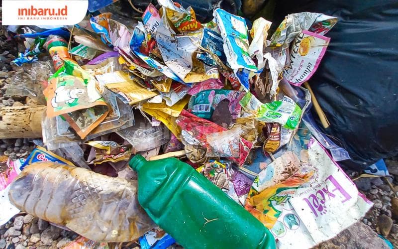 Sampah-sampah plastik yang dikumpulkan tim audit Walhi Jateng. (Inibaru.id/Fitroh Nurikhsan)