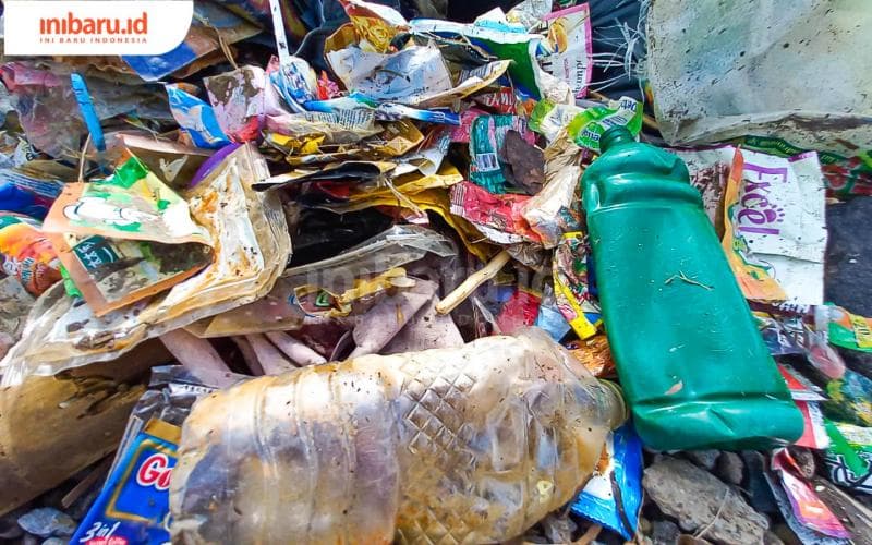 Sampah-sampah yang berserakan di bibir pantai Tambakrejo didominasi kemasan sachet dan botol plastik. (Inibaru.id/ Fitroh Nurikhsan)