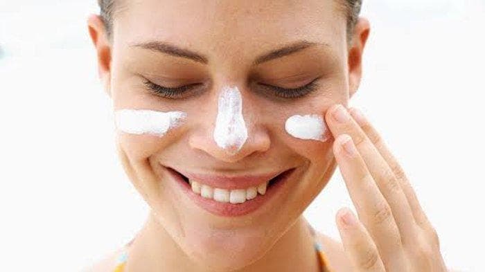 Sunscreen menjaga kelembapan kulit. (tecake via Tribun)
