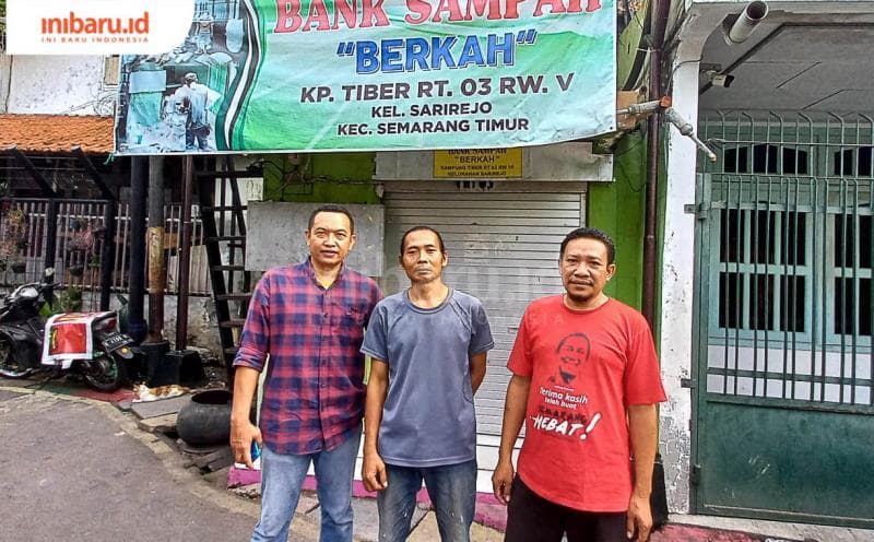 Ketua Bank Sampah Budi Hartojo (kanan) bersama Ketua RT 03 Sugiyanto (tengah) dan Wakil Ketua Bank Sampah Sultoni (kiri) di Kampung Tiber. (Inibaru.id/ Fitroh Nurikhsan)&nbsp;