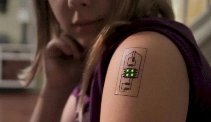 Di masa depan, teknologi lebih modern memungkinkan tato, chip, atau peralatan bisa menempel langsung pada tubuh manusia (10masters)