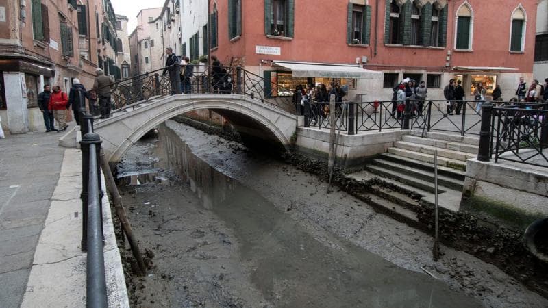 Kanal Venesia mengering. (Liputan6/AP Photo/Luigi Costantini)