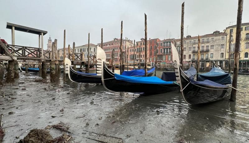 Mengeringnya kanal di Venesia dipengaruhi kekeringan dan perubahan iklim di Eropa. (Liputan6/AP Photo/Luigi Costantini)