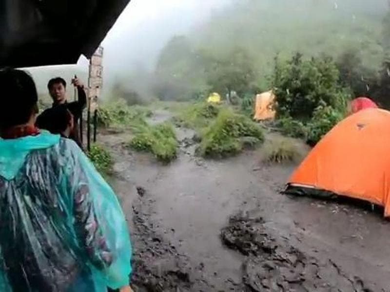 Jika asal memasang tenda, bisa jadi tenda akan kebanjiran. (Detik/IG/Ombi20)