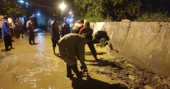 Petugas gabungan bergotong-royong membersihkan daerah terdampak banjir dan membuat tanggul darurat. (Detik Jateng/Afzal Nur Iman)