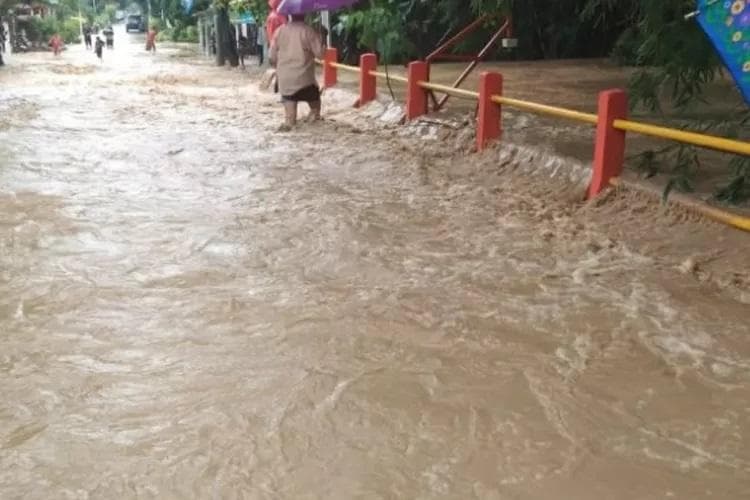 Mangkang Kulon Banjir, Petugas dan Warga Bikin Tanggul Darurat