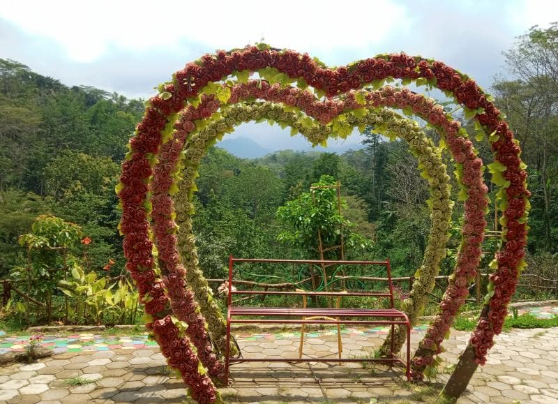 Bangku yang dihiasi karangan bunga berbentuk hati ini bisa membuat hasil foto semakin cantik (Inibaru.id/ Rafida Azzundhani)