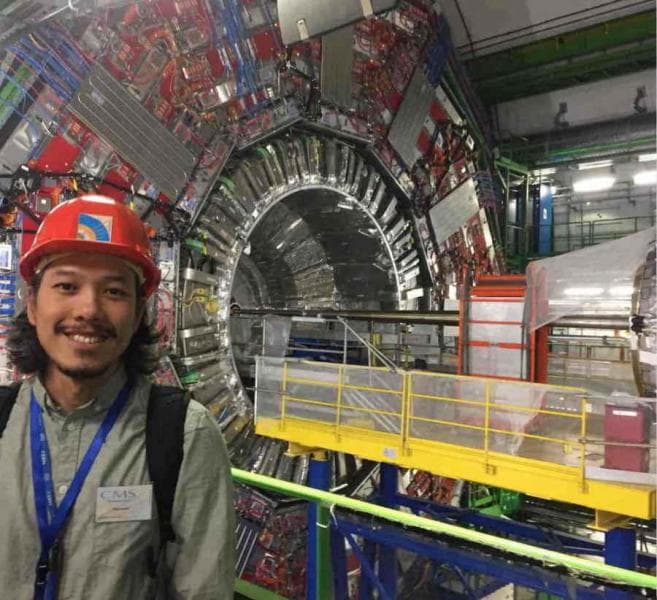Rizki saat ada di laboratorium CERN. (Hotcourses/Dok. Rizki Syarif)