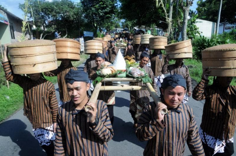 Masyarakat Desa Sukabumi, Boyolali membawa tenong berisi makanan berbondong-bondong menuju Makam Puroloyo untuk malakukan tradisi Sadranan. (Jatengprov)