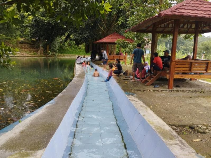 Serunya Bermain Air di Saluran Irigasi Sokoponco, Kabupaten Semarang