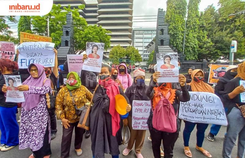 Pada aksi IWD 2023 yang lalu, jaringan perempuan di Kota Semarang menuntut wakil rakyat untuk segera mengesahkan RUU PPRT. (Inibaru.id/ Fitroh Nurikhsan)