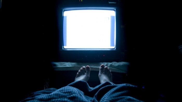 Tidur sambil menonton televisi berpotensi memicu nyeri leher. (KevinMD)