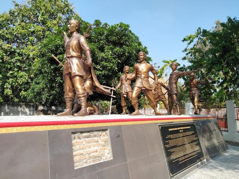 Monumen tentang Tumenggung Widyaningrat, Raden Panji Margono, Kiai Ali Baidlawi, dan yang lainnya yang sedang melawan VOC. (Google Maps/Cholifatul Jannah)