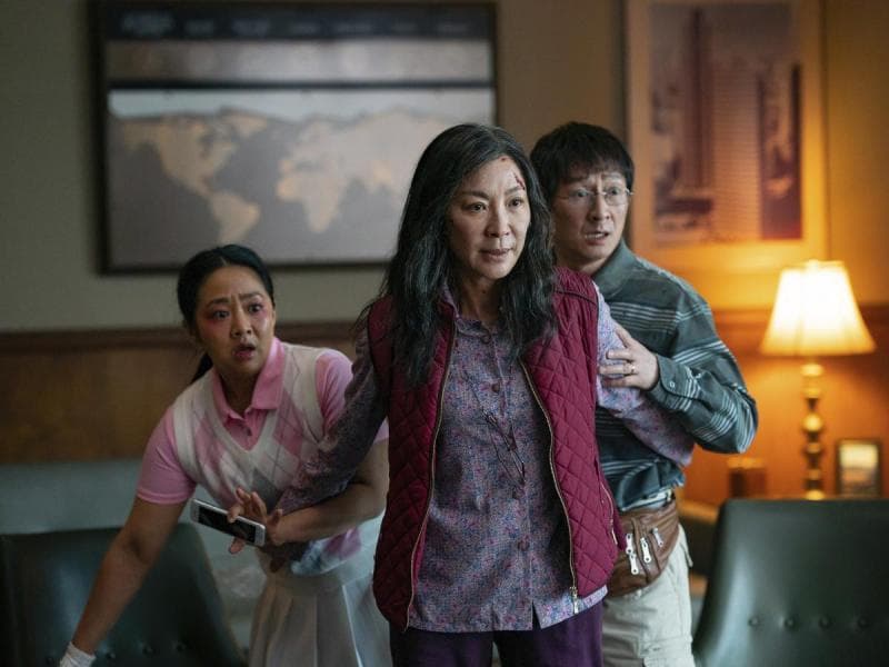 Akting Michelle Yeoh di film Everything Everywhere All at Once. (A24films/Allysson Riggs)