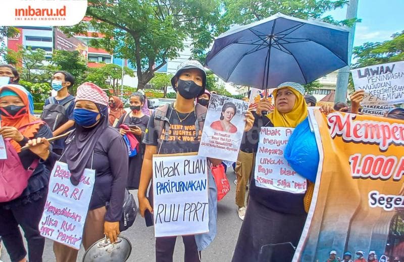 Peserta aksi IWD 2023 Semarang menuntut perwakilan rakyat untuk segera mengesahkan RUU PPRT. (Inibaru.id/ Fitroh Nurikhsan)