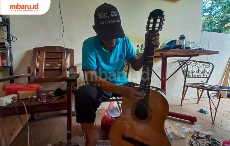 Anggota Komunitas Pelaku Keroncong Semarang (KPKS) tengah membersihkan salah satu alat musik keroncong. (Inibaru.id/ Fitroh Nurikhsan)
