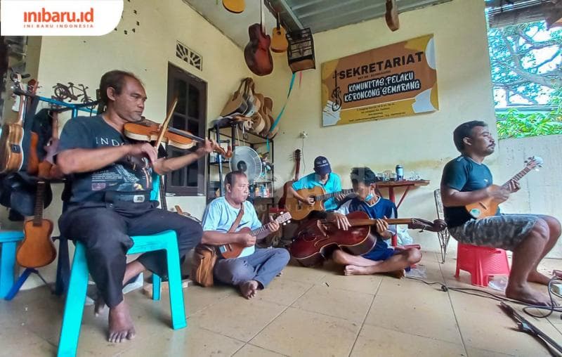 Bambang Wisnu beserta anggota KPKS sedang memainkan alat musik keroncong. (Inibaru.id/ itroh Nurikhsan)