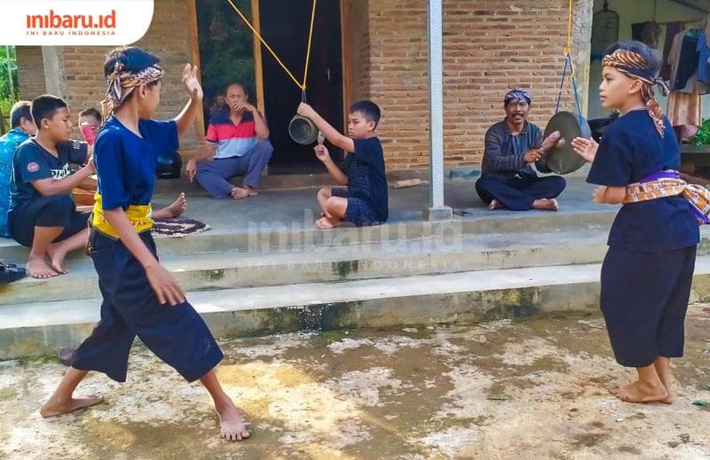 Keseruan para pelestari kesenian Gong Cik saat latihan rutin di Desa Bleber, Kecamatan Cluwak, Kabupaten Pati (Inibaru.id/ Rizki Arganingsih)