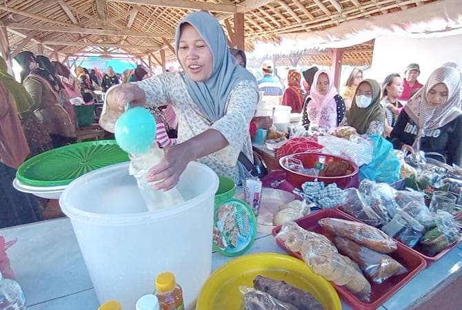 Dawet beras gula jawa menjadi salah satu kuliner legendaris yang acap diburu pembeli di Pasar Gerit. (Radar Kudus/Achmad Ulil Albab)